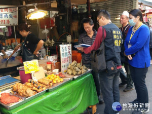 市場處會同警察局、環保局及消防局等辦理聯合稽查，除宣導食品安全衛生外，也針對消防安全進行稽查。另對於占道營業的攤販，則請警察局開單取締 。（圖／市場處提供）