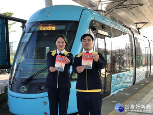  2/1日至2/10日連續10天，前1,000名在紅樹林車站購買淡海輕軌一日券的乘客，即可免費獲得1包限量的北海鱈魚香絲淡海輕軌通車紀念包。（圖／記者黃村杉攝）