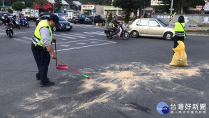 路面油漬影響交通安全　警主動清理保障行車安全