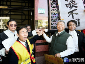 法稅改革聯盟及平反1219行動聯盟陪同稅災戶前往台北地檢署，對違法開單的稅務人員提告 。（圖／法稅改革聯盟提供）