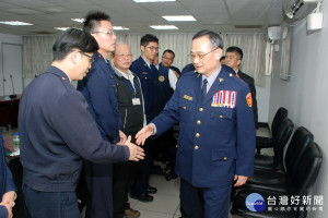 警政署長陳家欽訪視桃園市政府警察局蘆竹分局，慰勞辛勞的基層員警。