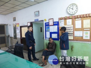 失智翁忘返家路　暖警細心照料助返家