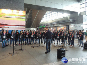 原童合唱團高鐵站演出。林重鎣攝