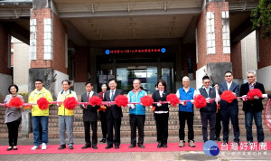 南投縣1路公車埔里往返國立暨南國際大學的區間公車將自2月1日起正式通車，31日在該校行政大樓前舉辦通車典禮，與會貴賓共同參與剪綵儀式。