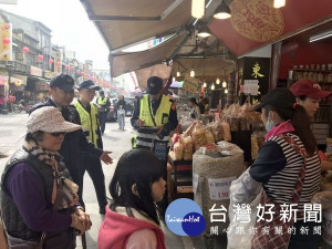 北港朝天宮附近商家用招牌等物佔用道路推銷金紙或停車位等路霸問題，引發民怨，北港警方嚴厲執行清道專案整頓交通，讓旅客春遊北港更順暢。（記者陳昭宗拍攝）