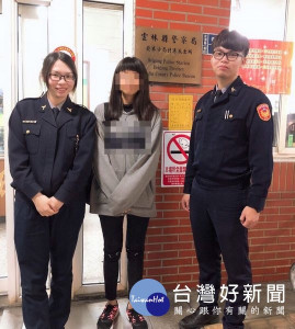 北港所警員陳儒益、詹佳怡熱心將搭錯車迷途異鄉的女學生，載送至媽媽的工作處團聚，家屬感激萬分亦在網路發文肯定。（記者陳昭宗拍攝）