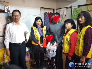 南投縣警局婦幼隊長鍾芳霖帶隊到弱勢家庭慰問。（婦幼隊提供）