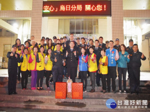 烏日分局長和市議員慰問員警。林重鎣攝