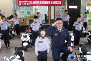 蘆竹分局長李建民率同萌樣的小小「迷你警 察」成立「迷你警車隊」，進行犯罪預防宣導。