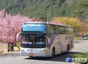 今年為避免武陵農場賞櫻專車駕駛人疲勞駕駛，分別在宜蘭員山鄉及宜蘭轉運站進行『替換駕駛人』， 確保武陵賞櫻旅程安全。（圖／臺北區監理所提供）