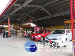 東石鄉港口宮春節舉辦擲聖筊拚轎車、金媽祖比賽，歡迎走春民眾拼手氣獲大獎