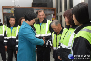 縣長王惠美慰問執勤員警及協勤民力，縣長致意和福安守望相助隊。