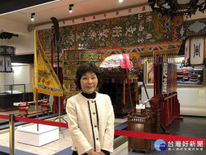 關廟山西宮文物陳列展示館揭牌啟用，王正坤醫師捐款百萬元委由慈母林秀香剪綵。