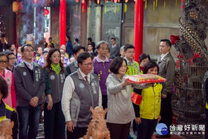 市長陪同總統前往三元宮參香祈福，共同祈願國泰民安

