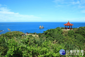 北海岸旅遊看山景、賞海景，海天一色，美不勝收！且泡溫泉之餘，還可以到鄰近的富基魚市或龜吼魚市大啖海鮮。（圖／漁業處提供）