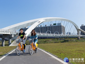 春節假期民眾出門走春，可選擇搭乘快速公車輕鬆抵達各大景點，再騎乘YouBike遊覽於大街小巷，可免去找車位的時間 。（圖／交通局提供）