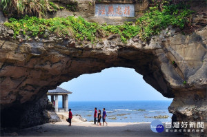 春節假期悠遊欣賞北海岸美景後，到富基魚市嘗鮮吃花蟹等活海鮮，讓您安全吃美食兼享受港邊風光景色 。（圖／漁業處提供）