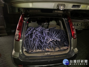 法律無假期！車頭仰起「漏餡」　警查獲鋼條竊盜案