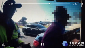 老翁步行快車道險象環生　暖警機智助老翁返家