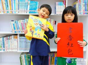 初四當天於全市各區圖書分館搶頭香借書的民眾可以獲得一個圖書館專屬的「書香紅包」。（圖／市圖提供）