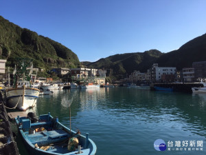 農曆年假期到海岸私密景點-鼻頭漁港走春賞景，除有被選為15大忘憂美景之一的鼻頭角步道，也有“尚青”海鮮料理小吃，將是不同於一般景點旅遊的全新體驗 。（圖／漁業處提供）