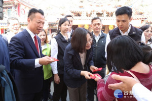 小英總統新港奉天宮發紅包