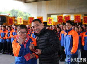 新北市長侯友宜9日到新店區慰勞清潔隊員，特別致贈福袋，感謝清潔隊員在春節期間付出的辛勞 。（圖／記者黃村杉攝）