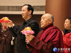 前新北市長朱立倫於大年初五走訪靈鷲山聖山寺，向開山住持心道法師拜年，心道法師致贈朱立倫「善心極樂  家興事和」墨寶 。（圖／記者黃村杉攝）

