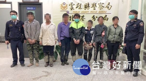 北港警方獲報有外籍人士出沒農田，迅即調集警力圍捕，順利逮捕4名越南籍失聯移工及3名持觀光護照來台逾期居留的越南籍人士，詢後送往斗六專勤隊收容。（記者陳昭宗拍攝）