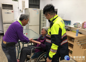 蔡姓老婦人大年初六深夜因失智而迷失街頭，所幸熱心民眾發現報案，員警立即將其帶回派出所內安置。

