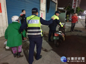 迷航的老婦人。林重鎣攝