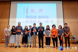 李泳龍校長主持抽獎活動。