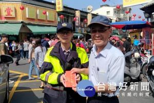 北港警分局長廖志明慰勞新春期間值勤警力的無私付出，除致贈慰問紅包，也關懷員警加強重要節日安全維護工作之身心狀態，令人倍感窩心。（記者陳昭宗拍攝）