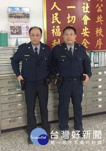 蔦松所所長陳群松與警員顏有邦發揮人民保姆的精神，積極細心的為民服務，順利幫迷途婦人找尋家人，讓她平安返家過年。（記者陳昭宗拍攝）