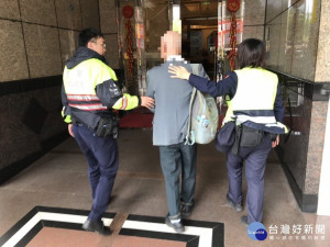 失智翁外出跌倒　警伸手助返家
