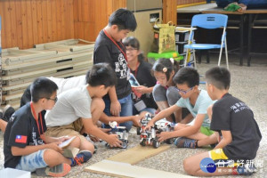 海東國小到偏鄉學校推行行動學習課程。