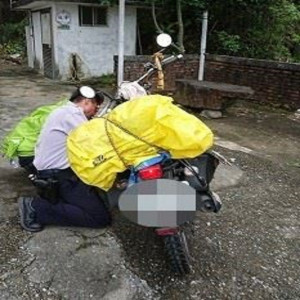 環島遊客機車故障　恆警協助維修好暖心