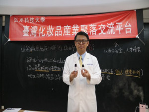 

弘光科技大學化妝品應用系特聘教授易光輝和團隊一月起，在知名購物平台等通路購買22件精油檢驗，檢驗後發覺很多是「調和」精油，還有未檢測出檀香醇成分，卻標榜檀香精油的「假精油」。（記者陳榮昌攝）