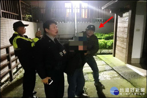 義警蘇文龍（箭頭指者）及時救援，成功將懸樑尋短的吳姓老翁救下。