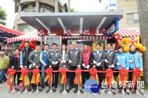 桃園市府秘書長李憲明(右六)，主持「百年大鎮微笑單車暨候車亭啟用活動」

