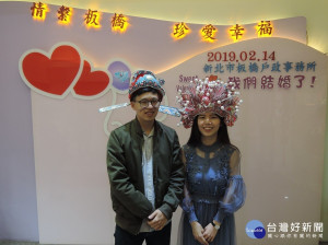 為鼓勵民眾結婚，各戶所針對新北在地特色推出限定版結婚禮品，祝福新人在情人節永浴愛河，吸引近500對新人結婚。（圖／記者黃村杉攝）