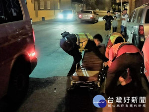 男子不勝酒力醉倒車道　屏警急尋救護送醫