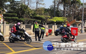 北港警方為確保轄區學童與校園安全，全方位啟動「護童專案」，協助維持上下學交通秩序，並加強校園周遭巡邏。