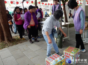 公所政風室設置攤位辦理「心手相連、擁抱陽光」動態反貪宣導活動，民眾說出通關密語，擲骰子挑戰成功後即可獲得精美宣導品 。（圖／記者黃村杉攝）