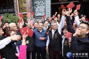 新北市長侯友宜16日上午分別前往土城區震安宮，以及五穀先帝廟參拜祈福，祈求風調雨順、國泰民安，現場發送豬年福袋。（圖／記者黃村杉攝）