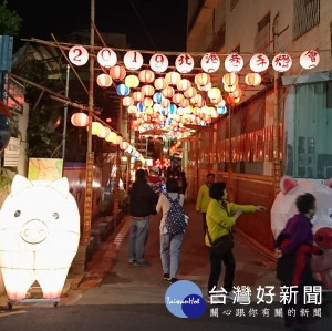 北港元宵燈節熱鬧登場，警方加強鬧區巡簽及交通疏導，讓全國民眾安心春遊北港拜媽祖看花燈。