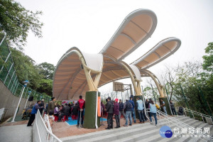 桃園市龜山區幸美七街大江山公園籃球場天幕落成啟用，天幕配合「兔坑里」名採取兔子形狀設計。