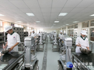 明台高中設全新烘焙檢定轉專業教室。林重鎣攝
