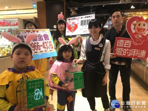 幼兒園小朋友18日上午於板橋大遠百9F威尼斯廣場，精心裝扮成千奇百怪的行動燈籠，沿美食街喊著「順手捐發票，救救植物人」 。（圖／記者黃村杉攝）