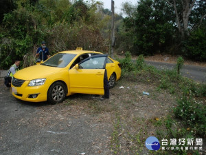 一家四口在此計程車上自殺。林重鎣攝